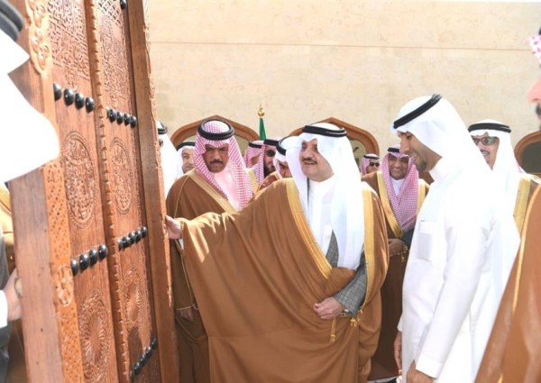 رئيس مجموعة التراث بالقطيف يكشف قصة “الباب” المُهدى لأمير الشرقية
