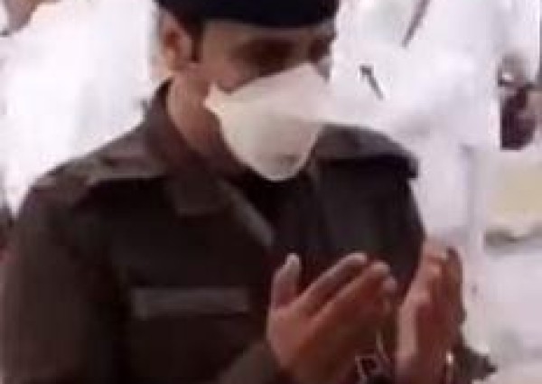 فيديو يحصد الإعجاب.. رجل أمن يدعو الله تحت زخات المطر بمشعر عرفات