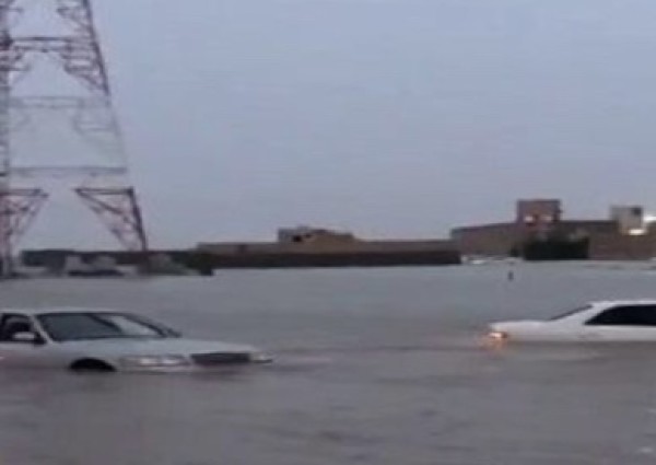 «بالفيديو» شوارع حفر الباطن تغرق والسيارات تبحر فيها