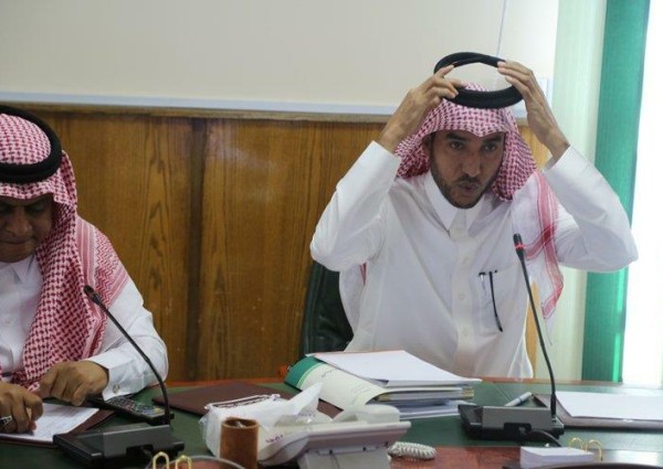 بالصور.. مسؤول يرفع عقاله تقديرا لجهود قيادات إدارة تعليم عسير