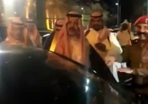 شاهد.. ماذا قال أمير حائل لصحفي كان يصوره أثناء ركوبه لسيارته