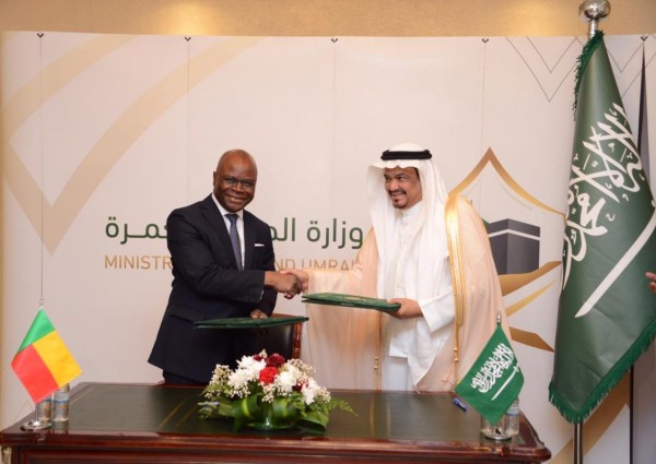 وزير الحج والعمرة يستقبل رئيس وفد شؤون الحج بجمهورية بنين