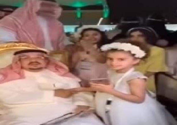 أمير الرياض يحقق حلم طفلة ويهديها “آيفون” (فيديو)