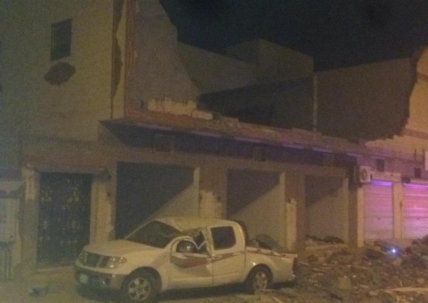 انهيار واجهة مبنى سكني بالقريات.. و”الدفاع المدني” يخلي السكان