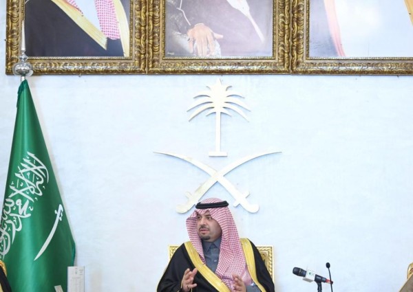 أمير منطقة الحدود الشمالية يكرم اللجان العاملة في حفل استقبال زيارة خادم الحرمين الشريفين للمنطقة