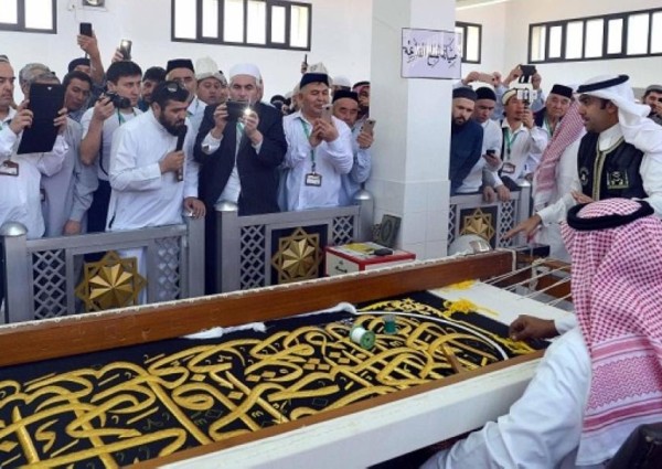 ضيوف برنامج خادم الحرمين الشريفين يزورون مجمع الملك عبدالعزيز لكسوة الكعبة المشرفة