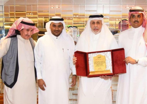 في ليلة الاوفياء وبحضور ٨٠ شخصية مجتمعية من وجهاء مكة وجدة  أبناء مكة يحتفلون بفارس جائزة العنقاء الذهبية الدولية للتسامح