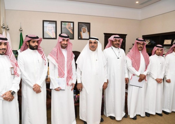 أمين المنطقة الشرقية يوقع ستة عقود لشباب وشابات الأعمال