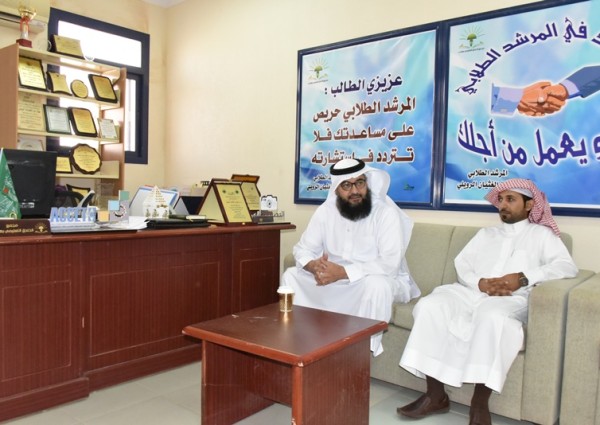 مساعد مدير تعليم الجوف يزور مجمع الخندق