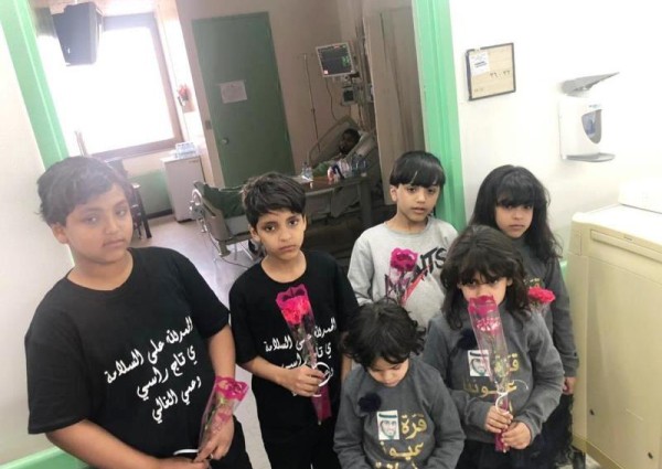 بالصور… معلمة بالجوف تحتفي بطالبتها بالمدرسة بعد تبرع والدها بكليته لأخيه