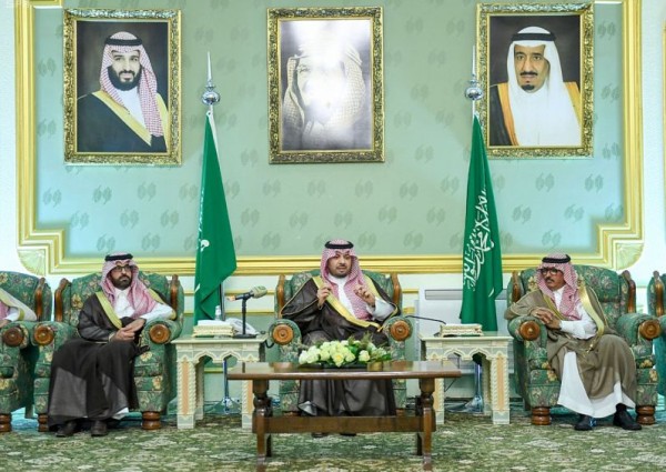 أمير منطقة الحدود الشمالية يلتقي القضاة ومديري الإدارات الحكومية المدنية والعسكرية والمواطنين في جلسته المسائية .