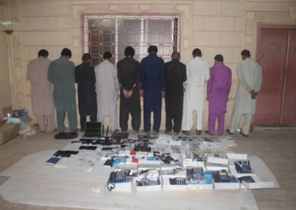 “شرطة نجران” تطيح بـ 10 باكستانيين مارسوا الاحتيال منتحلين صفة “موظفي بنوك”