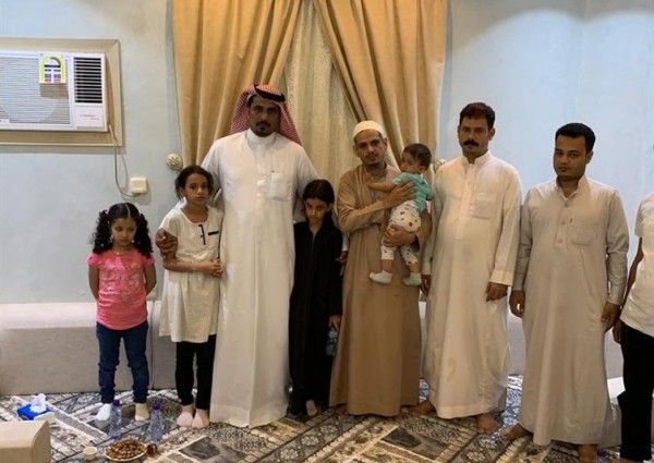 بعد استضافة مدير مستشفى الحمنة لهم.. ذوو الأسرة اليمنية المكلومة يتسلمون أطفالهم الثلاثة