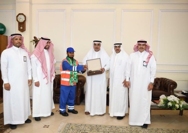 أمين الشرقية يكرم عامل نظافة لرفعه علم المملكة من الأرض بعد سقوطه (صورة)