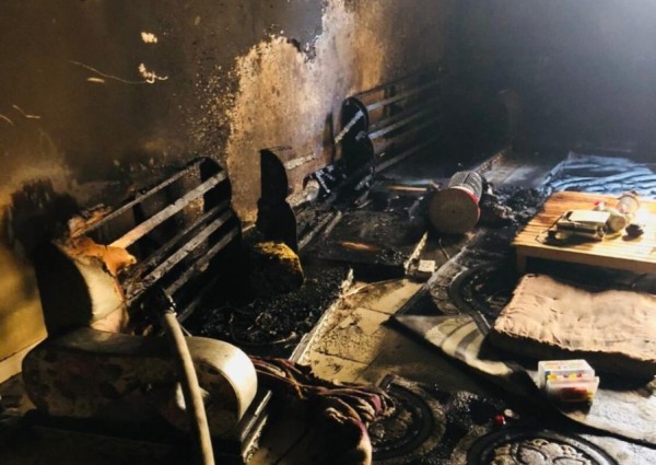 حريق يلتهم صالة منزل ببريدة محتجزاً أم وابنها