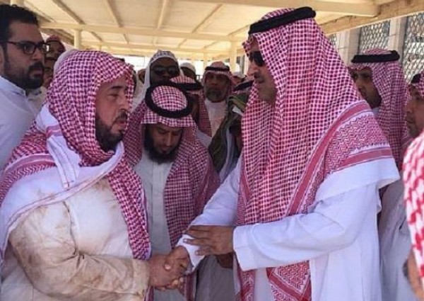 “أفنى عمره في نشر تعاليم الإسلام”.. أمير المدينة يقدّم واجب العزاء في وفاة الشيخ أبو بكر الجزائري