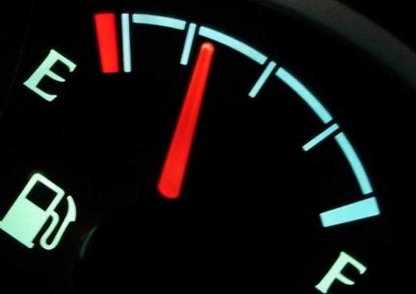 “المرور” يوضح حقيقة احتساب مخالفة في حال نقص البنزين في خزان المركبة عن الربع