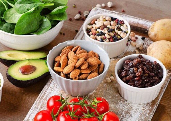 13 نوعاً من الفيتامينات يحتاجها الجسم.. إليك 10 علامات تدل على نقصانها