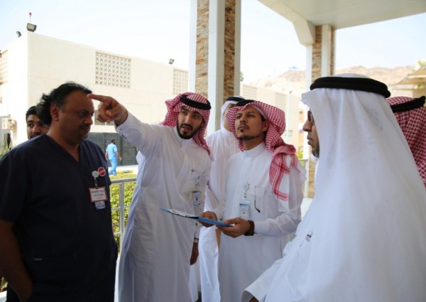 الجهني مدير مستشفى النور يتفقد أقسام المستشفى في اول جوله بعد قرار تعيينه
