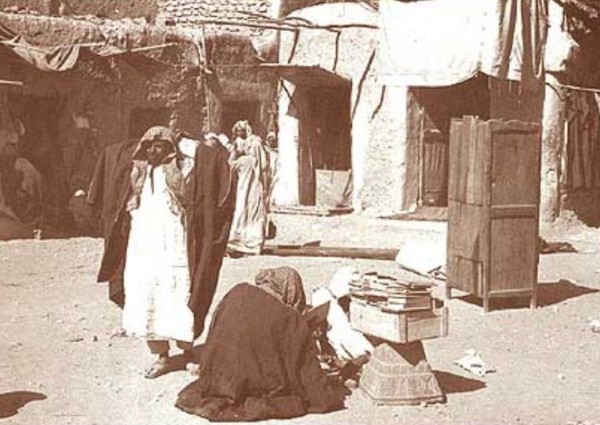 شاهد.. قصة اللوحة التي أهداها الملك سلمان لمكتبة المؤسس