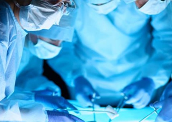 فريق طبي يتمكن من ترميم أصابع جندي أصابه لغم بالحد الجنوبي