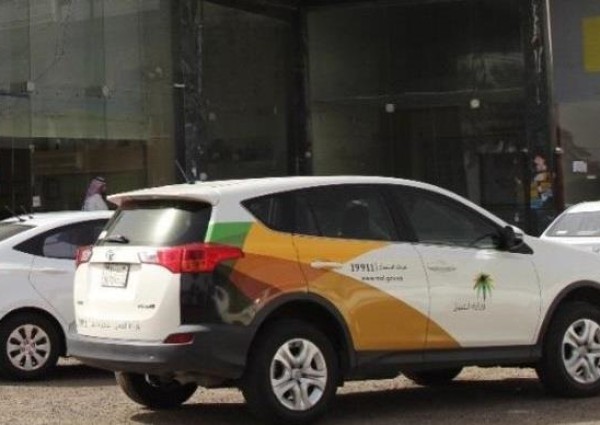 “العمل” توقف خدمات منشأة وظفّت عاملة آسيوية في محل للتموين الغذائي