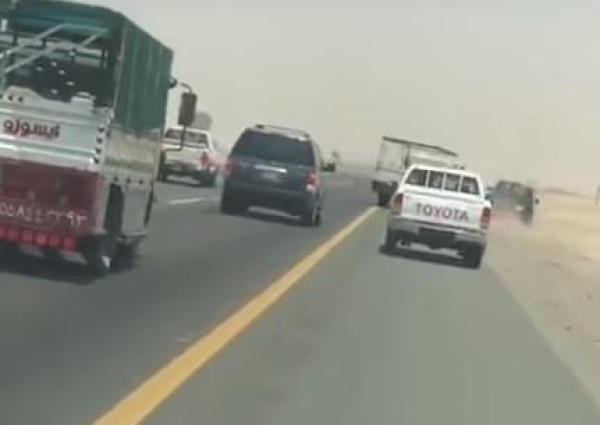 بالفيديو سائق ديّنا يقود بتهور ويجبر سيارة على الخروج عن الطريق.. وأمن الطرق يطيح به