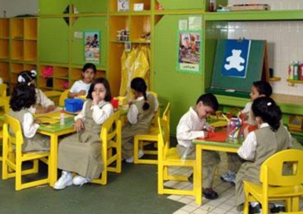 مختصون وأولياء أمور يرحبون بتجربة دمج رياض الأطفال والصفوف الأولية ويطالبون بتعميمها