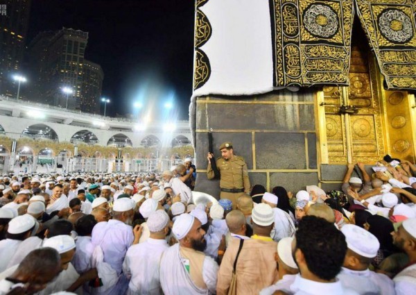 “حارس الحجر الأسود”.. ما هي وظيفته؟ ولماذا يستبدل كل ساعة؟