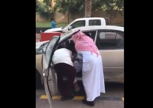 بالفيديو.. تكريم رجل أمن ساعد مواطنًا من ذوي الاحتياجات الخاصة