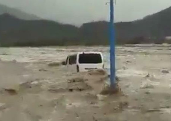 المواطن الذي جرفته السيول مع أسرته داخل باص بوادي جدم يروي التفاصيل.. ويكشف مصير سيارته