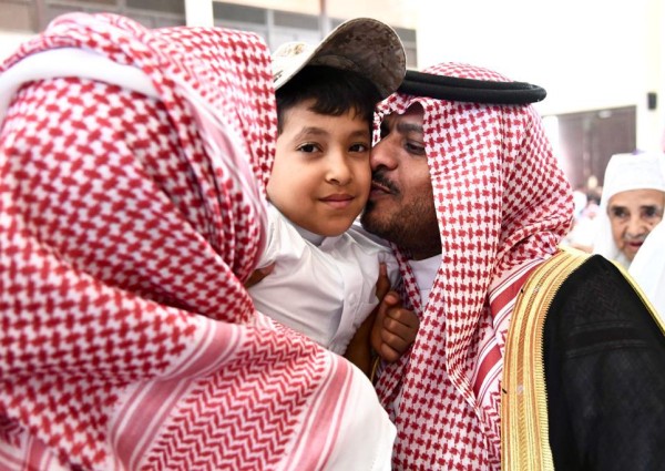وكيل إمارة جازان للحقوق يؤدي صلاة الميت على الشهيد “خبراني