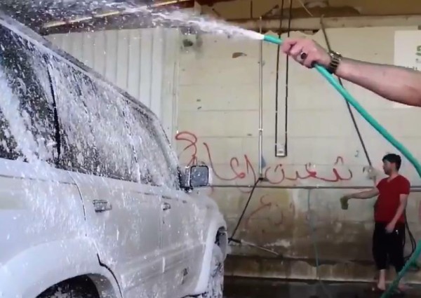فيديو.. 3 أشقاء سعوديين بطريف يفتتحون مغسلة سيارات ويعملون فيها بأنفسهم