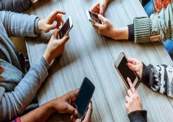 فوائد عديدة للبعد عن الأجهزة التكنولوجية لمدة ساعة يوميا.. تعرف عليها