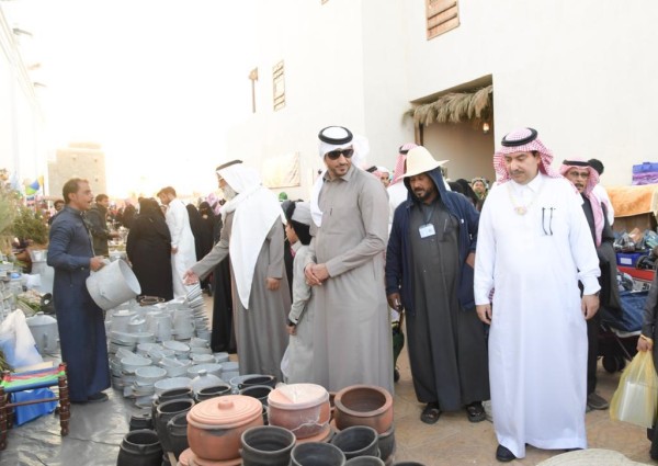 الأمير تركي بن محمد يتجول في قرية جازان بالجنادرية