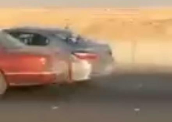مرور الرياض يطيح بمفحطين ظهر أحدهم في مقطع فيديو يصدم مركبة ويلوذ بالفرار