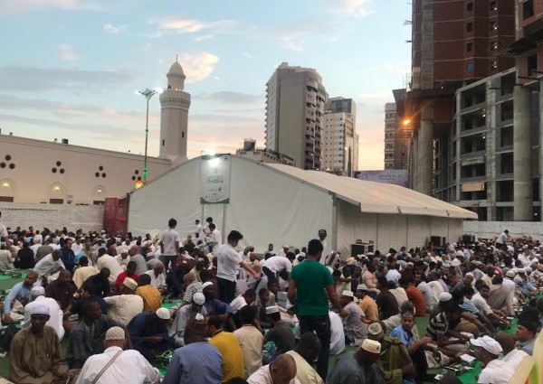 قافلة أبناء الشهداء توزع أكثر من 20 الف وجبة صدقة عن شهداء الواجب في رمضان ‏