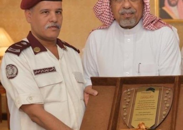 أمين مكة يكرم حارس أمن ظهر في فيديو يساعد أحد ذوي الاحتياجات الخاصة ويوصله لسيارته