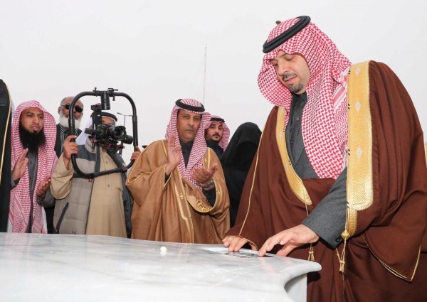 أمير الحدود الشمالية يفتتح مبنى الكلى ويضع حجر الأساس لمركز التأهيل الشامل ومكافحة التدخين بطريف