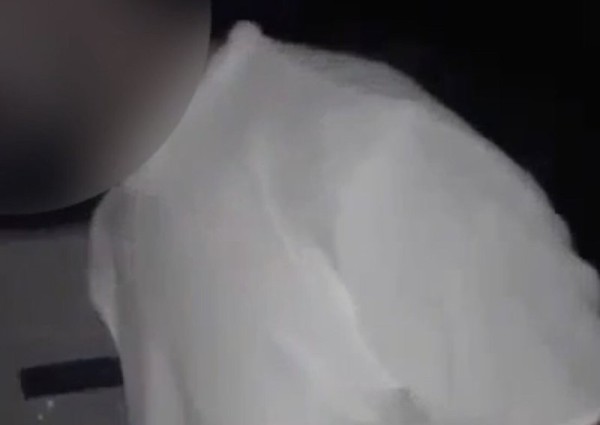 فيديو متداول لـ”راعي ماشية” يكبل كفيله في الصحراء.. حوار واحتجاج ووعد لم يفِ به