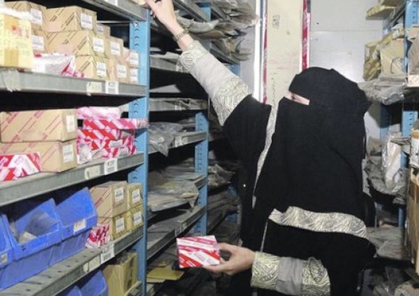 سعوديات يخضن تجربة العمل بقطاع بيع قطع غيار السيارات