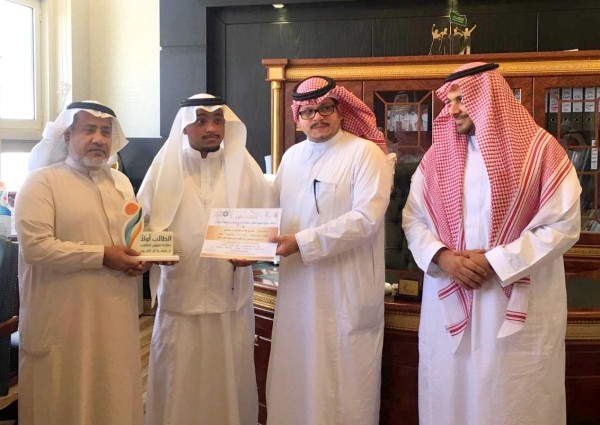 عميد شؤون الطلاب بجامعة أم القرى يكرم مستشار النادي الثقافي