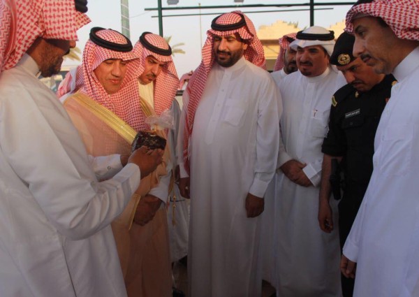 محافظ بقعاء يفتتح سوق الخضار الجديد