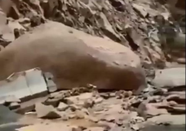 بالفيديو.. صخور ضخمة تقطع طريق “عقبة الشفا” بالطائف