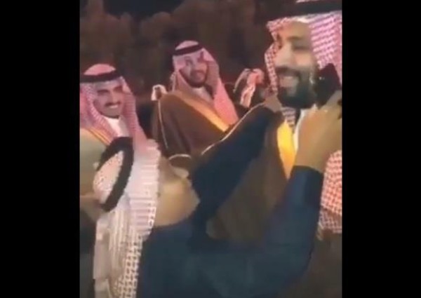 شاهد.. الأمير محمد بن سلمان يفاجئ طفلاً حاول بعفوية تقبيل رأسه ويده