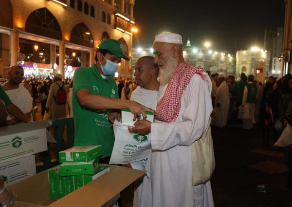 بتوجيه من أمير مكة .. توزيع وجبات السحور على ضيوف الرحمن طيلة العشر الأواخر