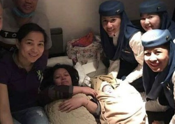 “ولادة” نادرة فوق السحاب على متن الخطوط الجوية السعودية .. وأول تعليق من الأم !