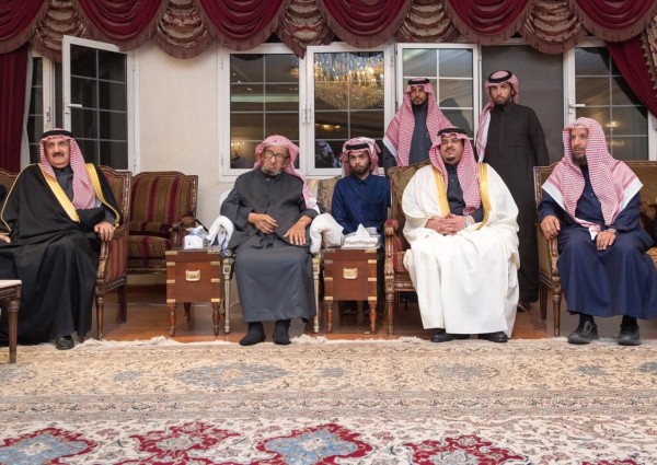 الأمير محمد بن عبدالرحمن يقدم العزاء لأسرة الشثري