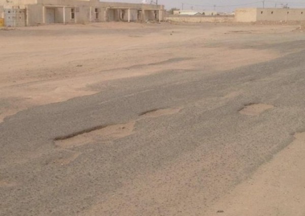 أهالي قرية الدابية تعاني تهالك الطريق الذي   يسلكونة  بشكل يومي