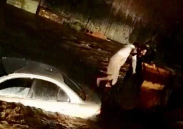 مقيم ينقذ مواطناً بواسطة “شيول” من وسط السيول في سبت العلاية